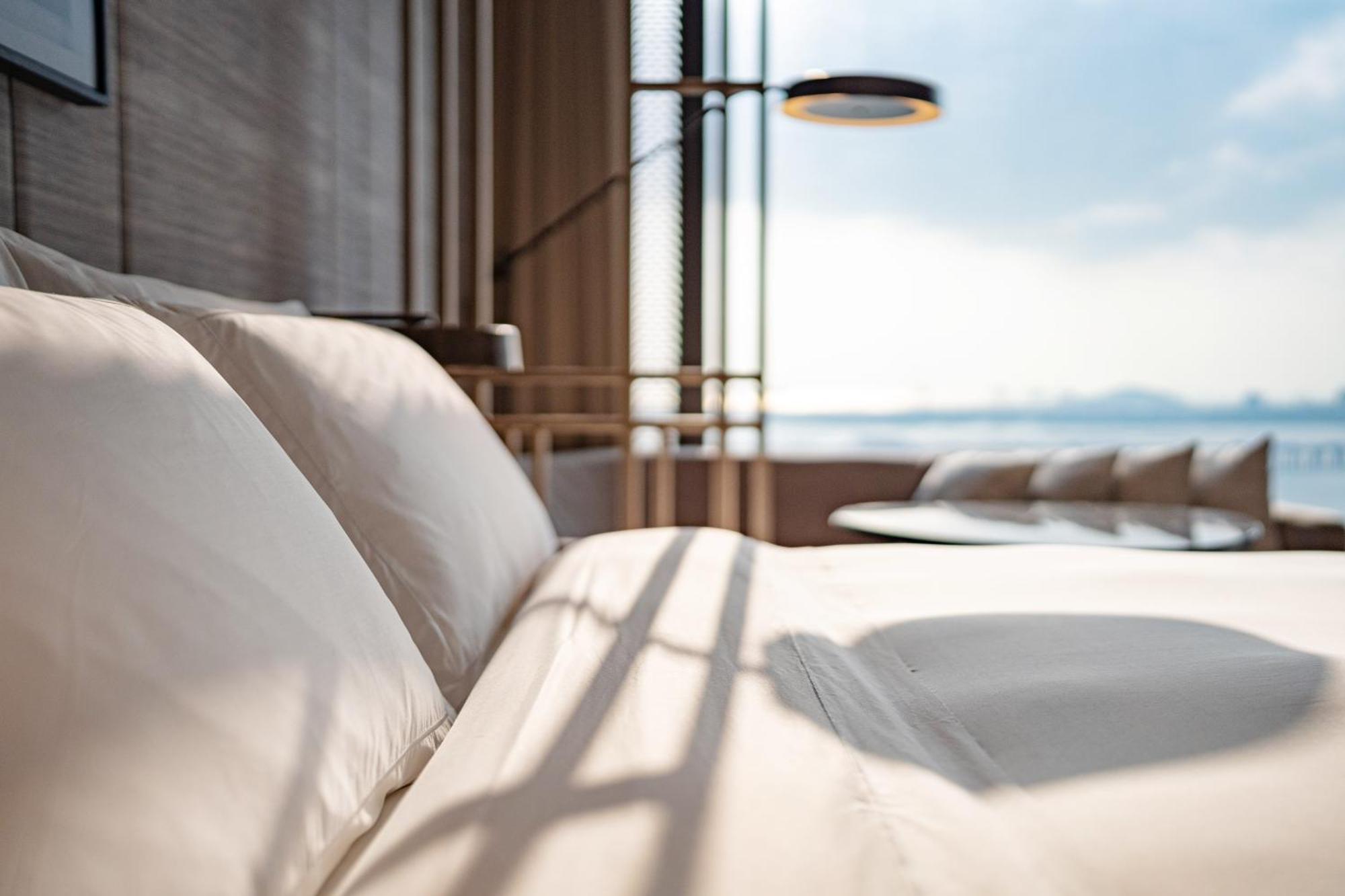 Conrad Shenzhen, The First Art Museum Hotel In Greater Bay Area With The Stunning Bay And Sunset View In The Hotel Terrace Bagian luar foto